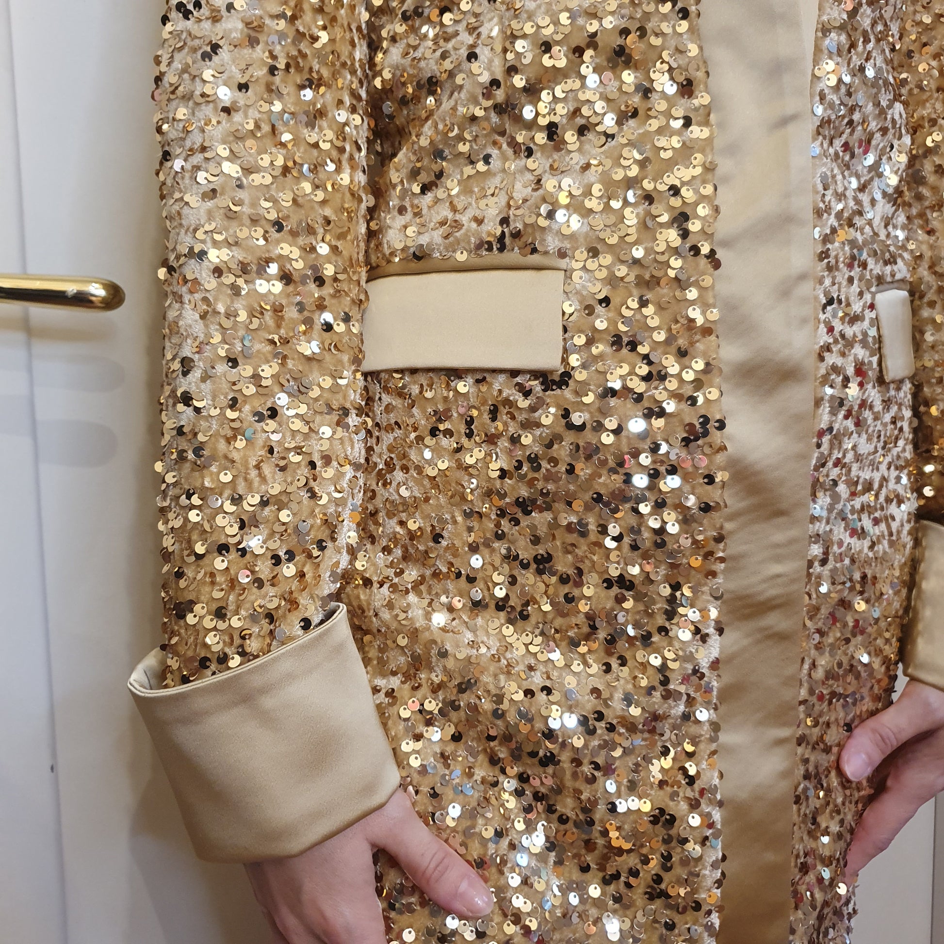 Elegante abito-blazer in paiettes oro di Giulia Nati Couture, ideale per eventi speciali a Fossano
