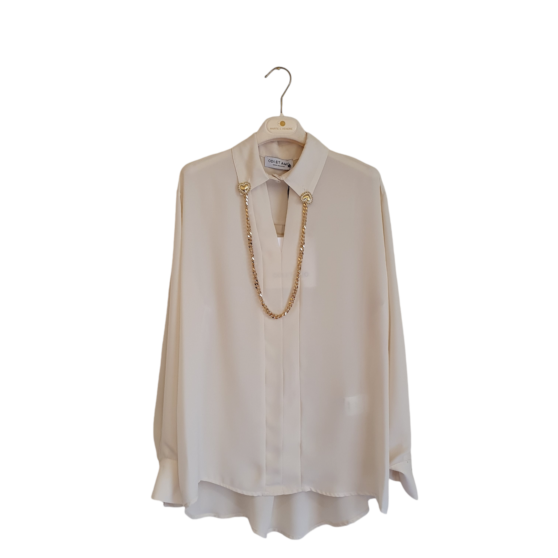 Camicia color panna con catena di Odi et Amo, perfetta per un look elegante a Fossano
