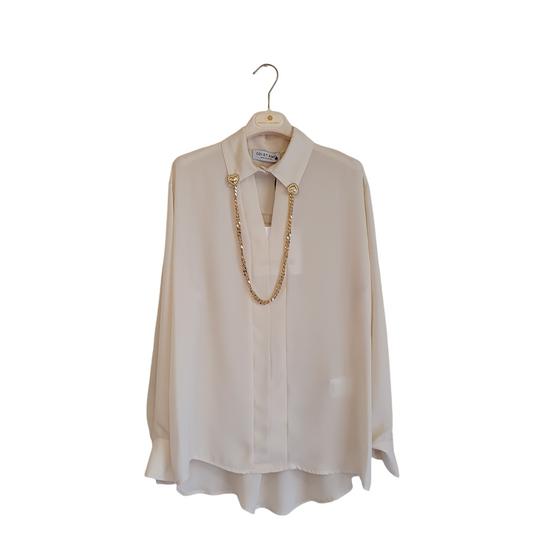 Camicia color panna con catena di Odi et Amo, perfetta per un look elegante a Fossano
