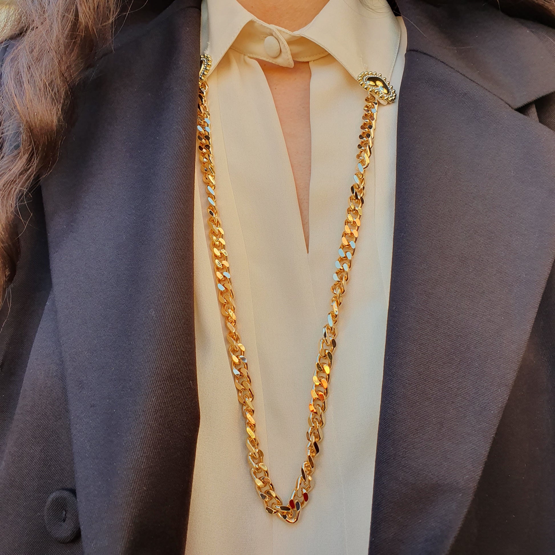 Elegante camicia panna con catena di Odi et Amo, perfetta per le donne di Fossano con un gusto raffinato
