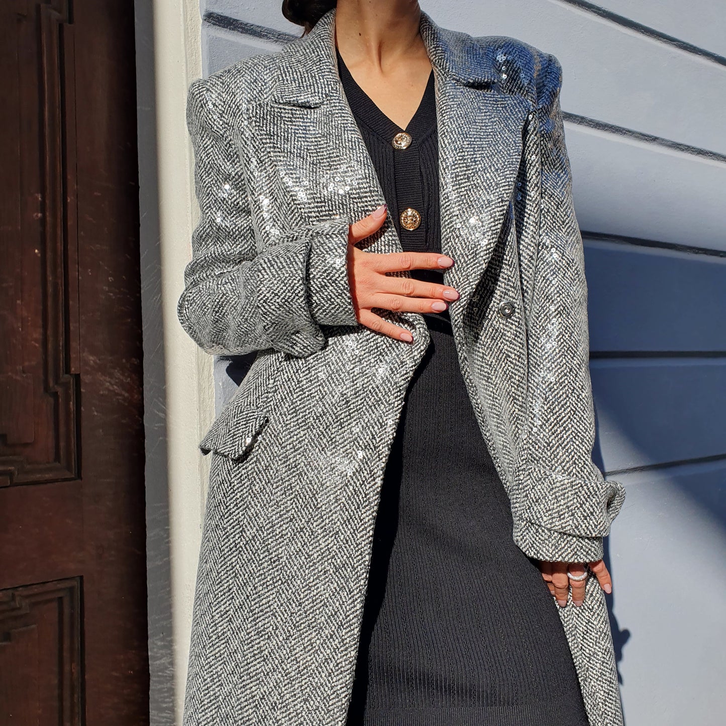 Elegante cappotto lungo argento con cintura in paiettes di Giulia Nati Couture, ideale per un look brillante a Fossano
