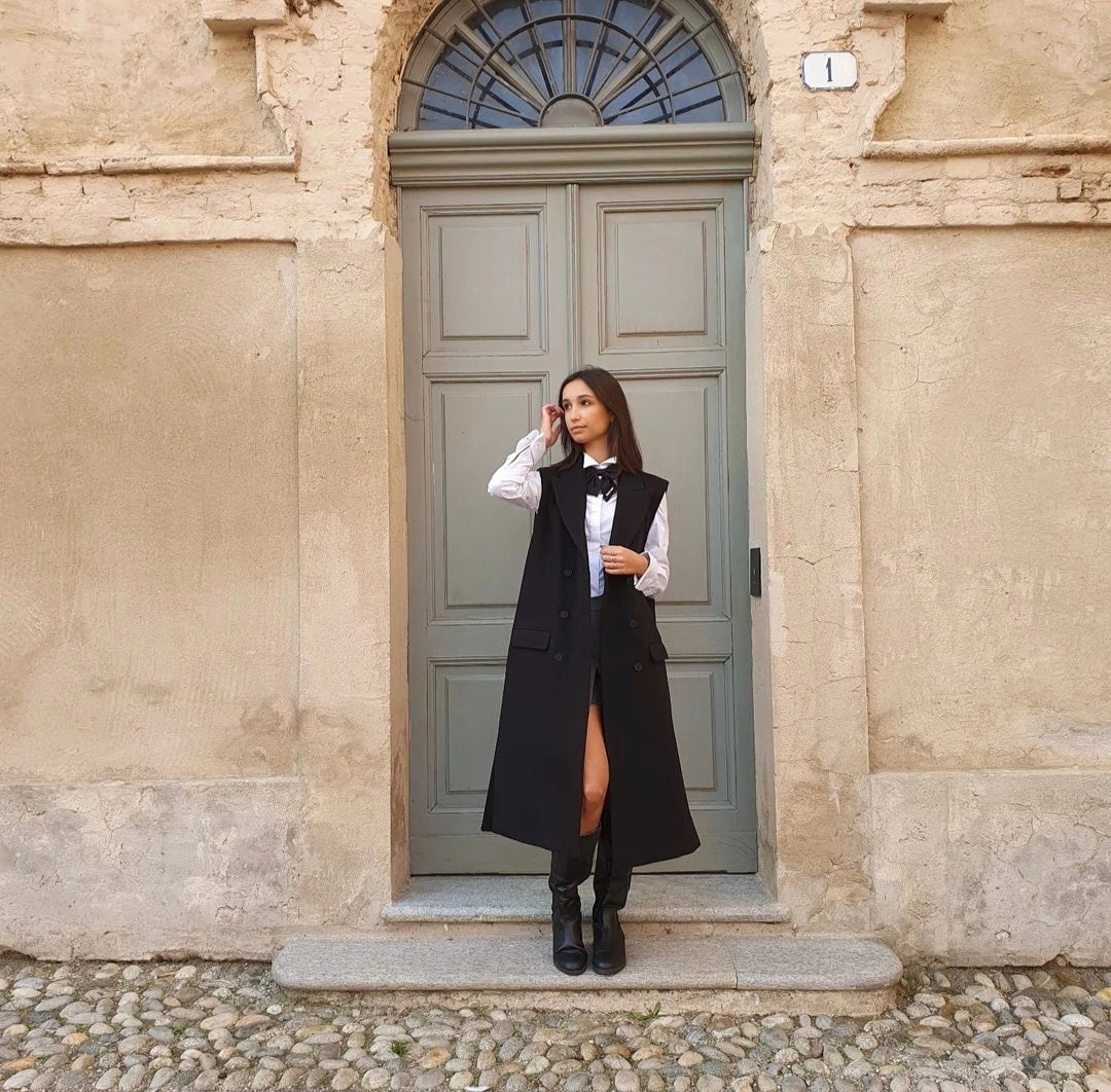 Cappotto smanicato nero Mar des Margaritas ideale per outfit chic a Fossano