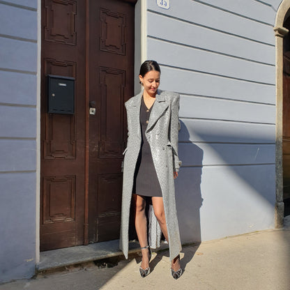 Cappotto argento con cintura in paiettes di Giulia Nati Couture, un capo esclusivo per le donne di Fossano che amano distinguersi
