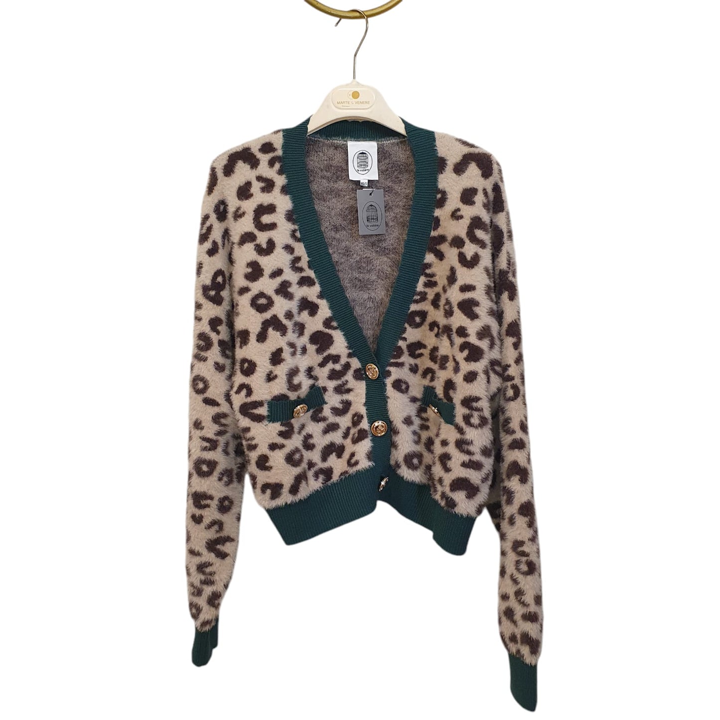 Cardigan corto leopard da donna, stile audace e moderno, ideale per look casual o chic. Disponibile nello store di Fossano.