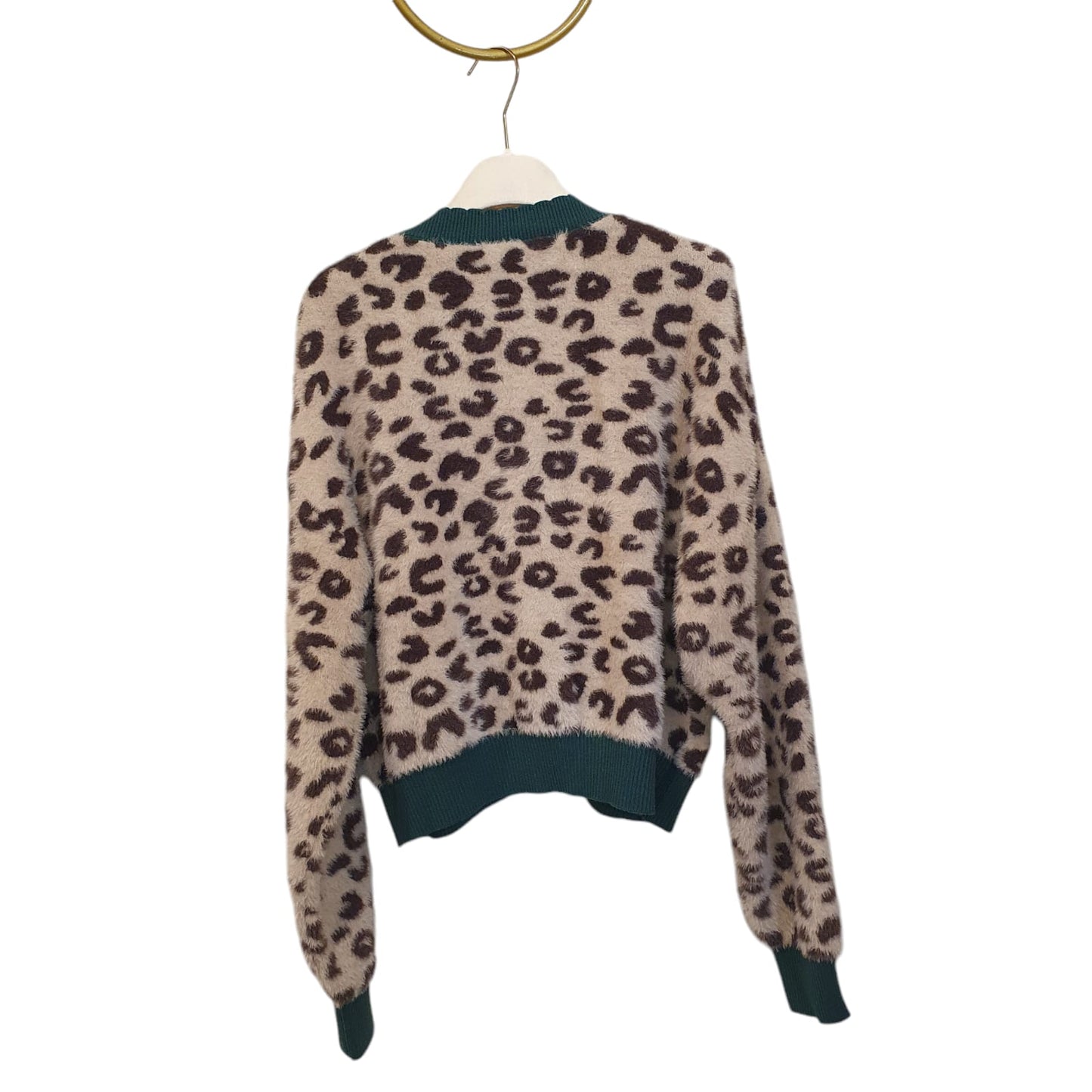 Cardigan corto leopardato da donna, perfetto per aggiungere un tocco di originalità ai tuoi outfit. Acquistabile nel negozio di Fossano.