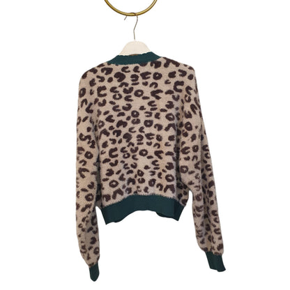 Cardigan corto leopardato da donna, perfetto per aggiungere un tocco di originalità ai tuoi outfit. Acquistabile nel negozio di Fossano.