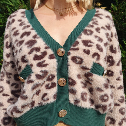 Cardigan leopard corto da donna, design trendy e versatile, adatto per ogni stagione. Venduto nel negozio di Fossano.