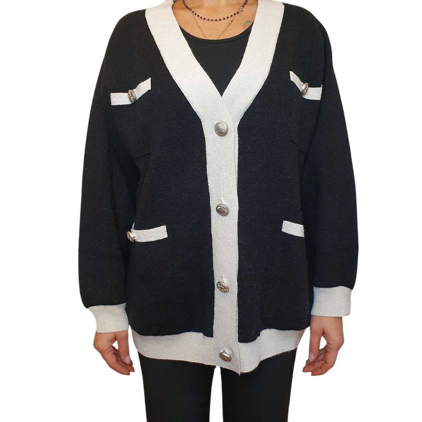 Cardigan over nero con bottoni gioiello Le Voliere, perfetto per uno stile moderno e raffinato a Fossano
