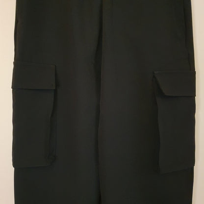 Pantaloni cargo neri in tessuto tecnico da donna, perfetti per un outfit streetstyle a Fossano
