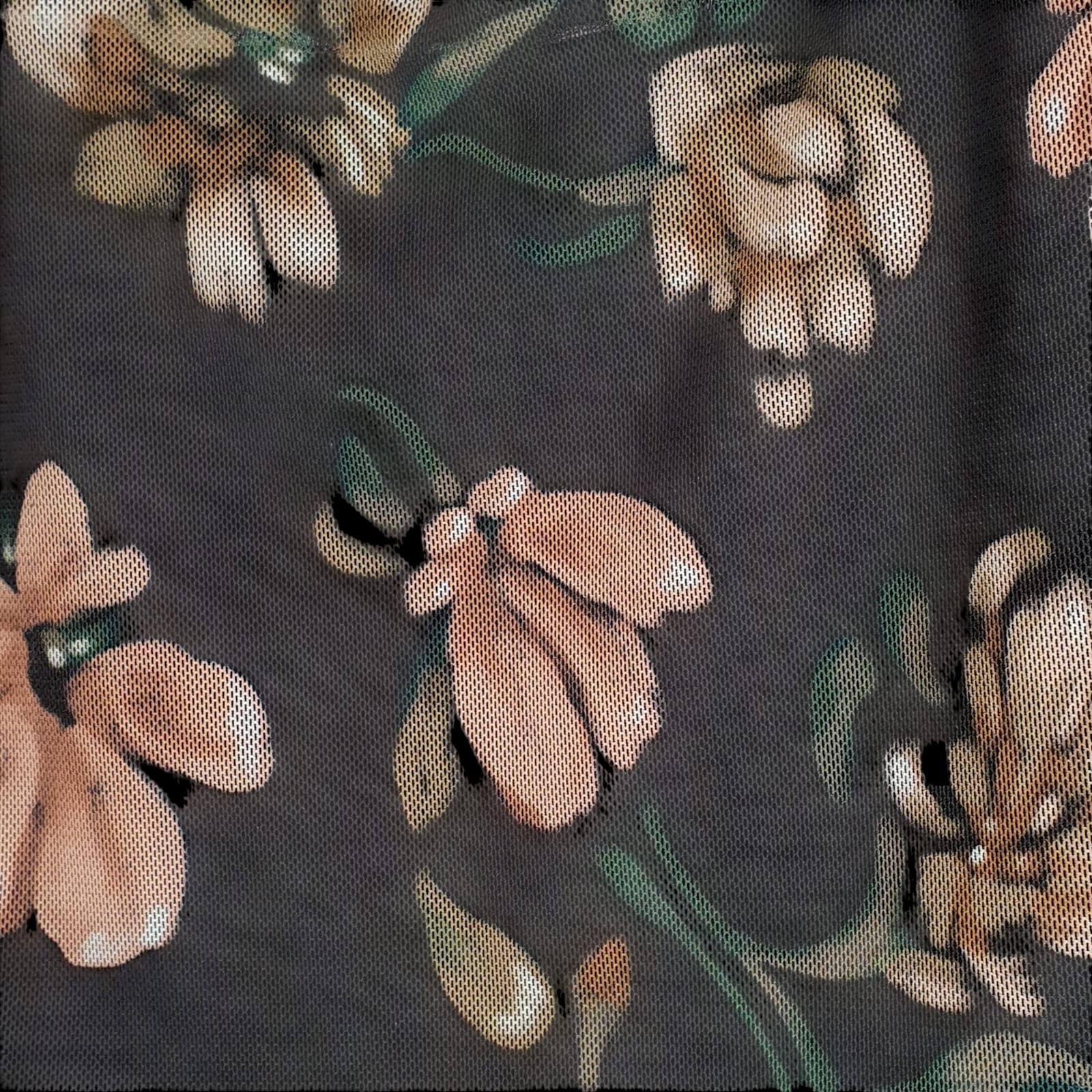 Dettaglio tulle a fantasia da donna, design elegante e leggero, ideale per cerimonie, feste o eventi speciali.
Disponibile nello store di abbigliamento a Fossano.
