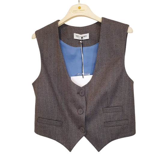 Gilet fit grigio con riga celeste da donna, perfetto per un look elegante e contemporaneo. Disponibile nel negozio di Fossano.