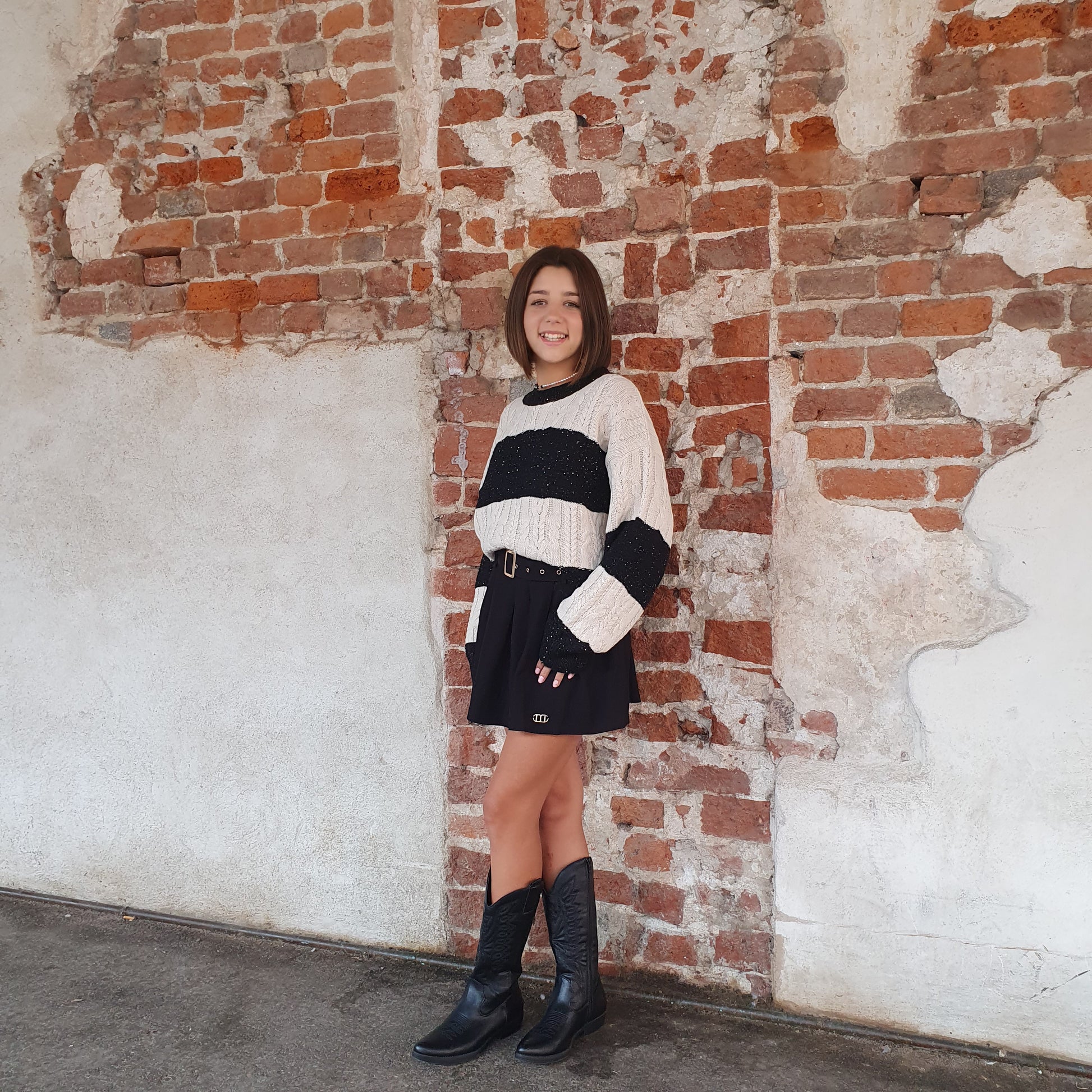 Maglione bianco e nero con applicazioni alla moda per ragazze e donne di Fossano