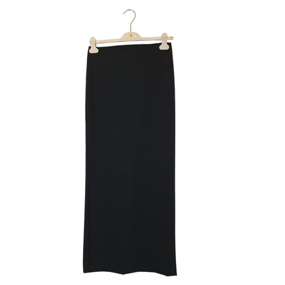 Gonna nera stretta da donna, un capo elegante e leggero, perfetto per look raffinati e contemporanei. Venduto a Fossano.