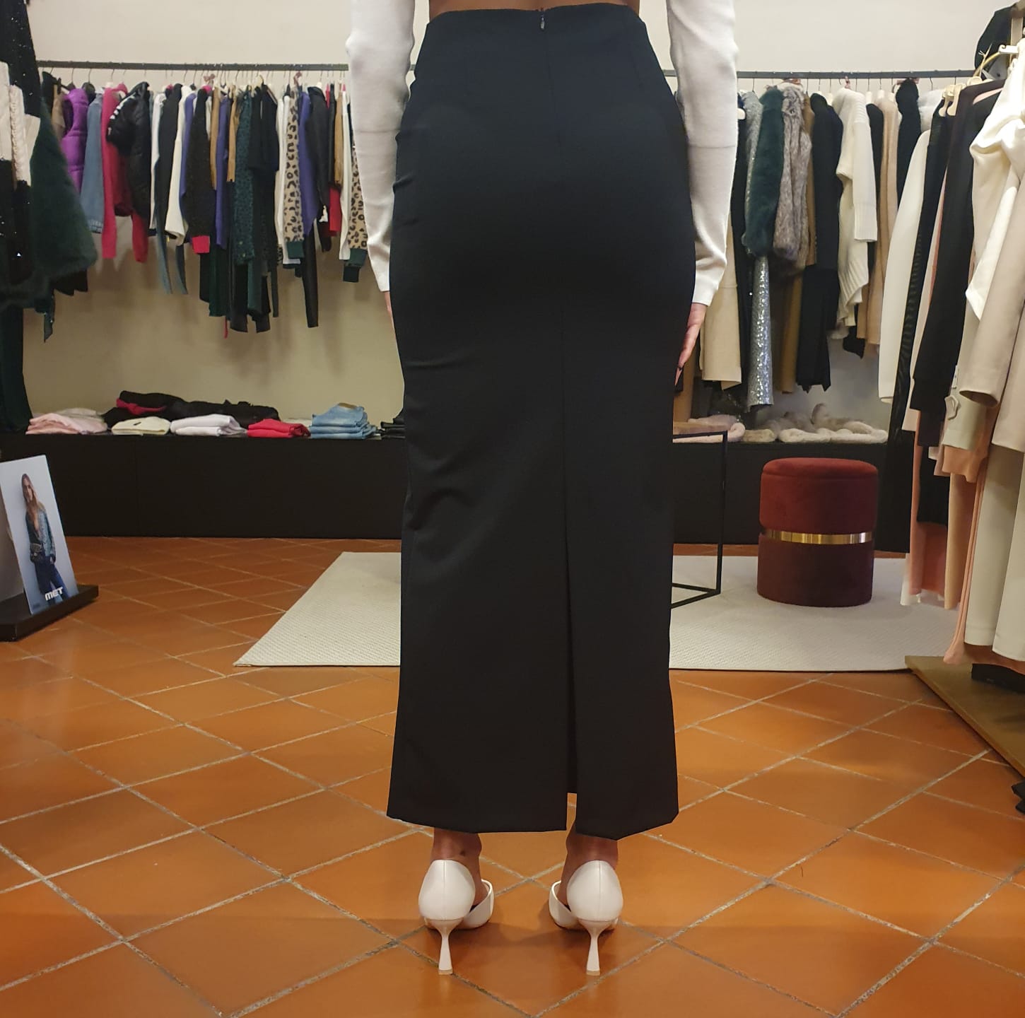 Gonna nera da donna con cerniera in tulle, un capo elegante e leggero, perfetto per look raffinati e contemporanei. Venduto a Fossano.