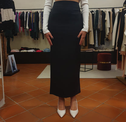 Gonna nera stretta da donna, un modello versatile e affascinante per outfit eleganti o casual chic. Disponibile a Fossano.