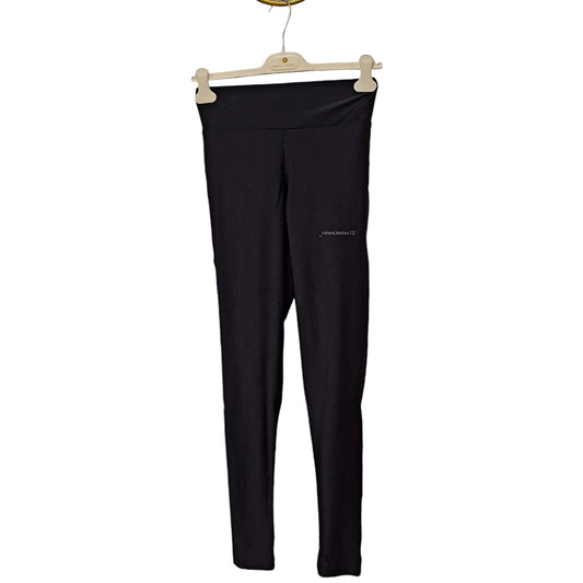 Leggings in lycra lucida nera con stampa da donna, un capo dallo stile sportivo ed elegante, perfetto per outfit casual e athleisure. Disponibile a Fossano.