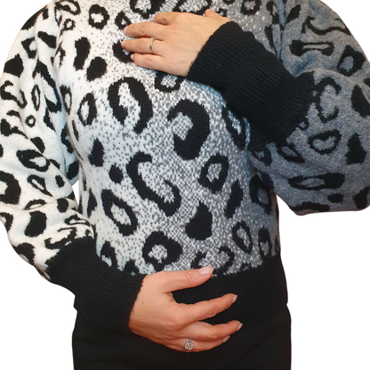 Maglione girocollo crop maculato bianco e nero di DIMORA, per un tocco di eleganza e tendenza a Fossano