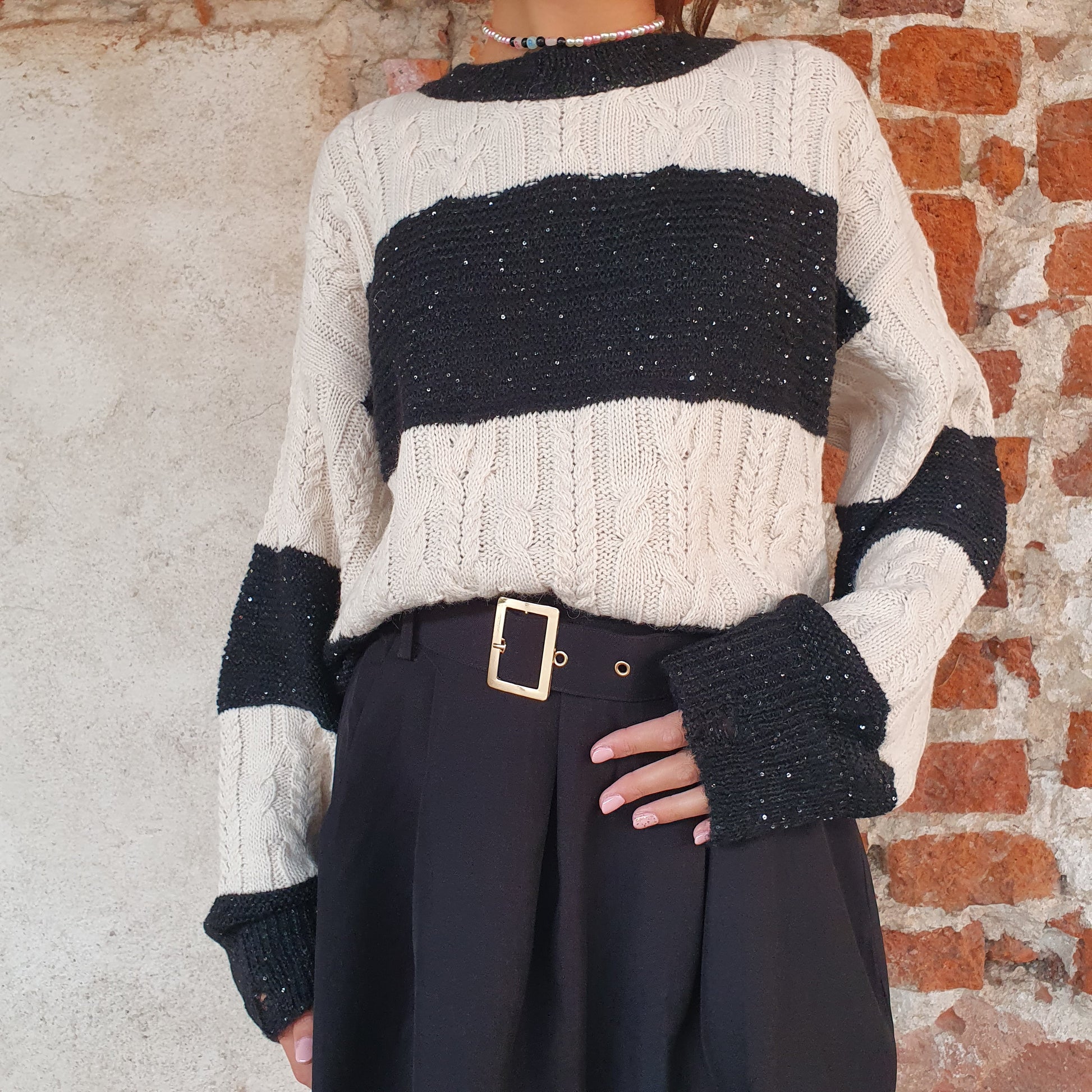 Maglione donna e ragazza bianco e nero con dettagli applicati per uno stile casual chic