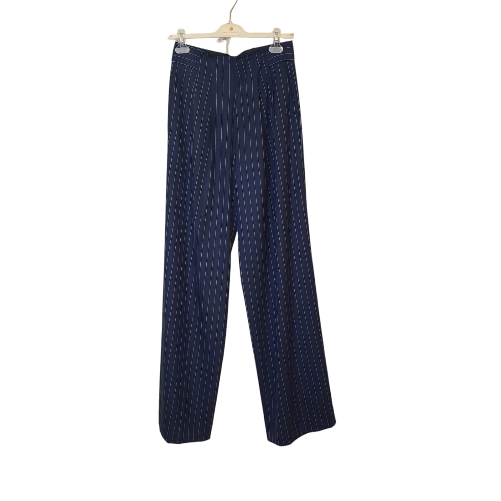 Pantalone blu a righe gessato da donna in poliestere, taglio classico ed elegante, ideale per outfit professionali o formali. Acquistabile nel negozio di abbigliamento a Fossano.