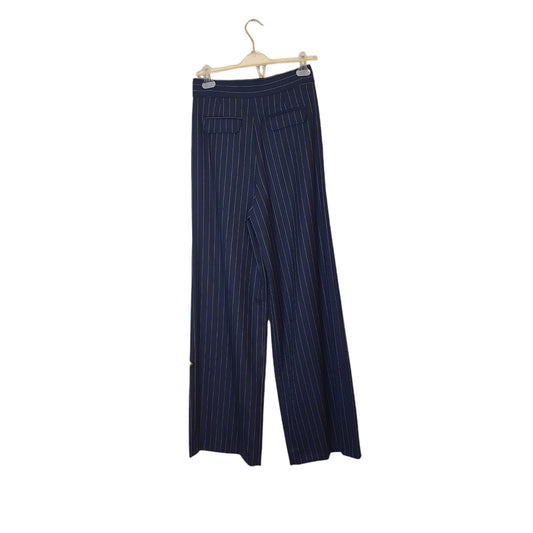 Pantalone blu a righe gessato da donna in poliestere, taglio classico ed elegante, ideale per outfit professionali o formali. Disponibile nello store di abbigliamento a Fossano.