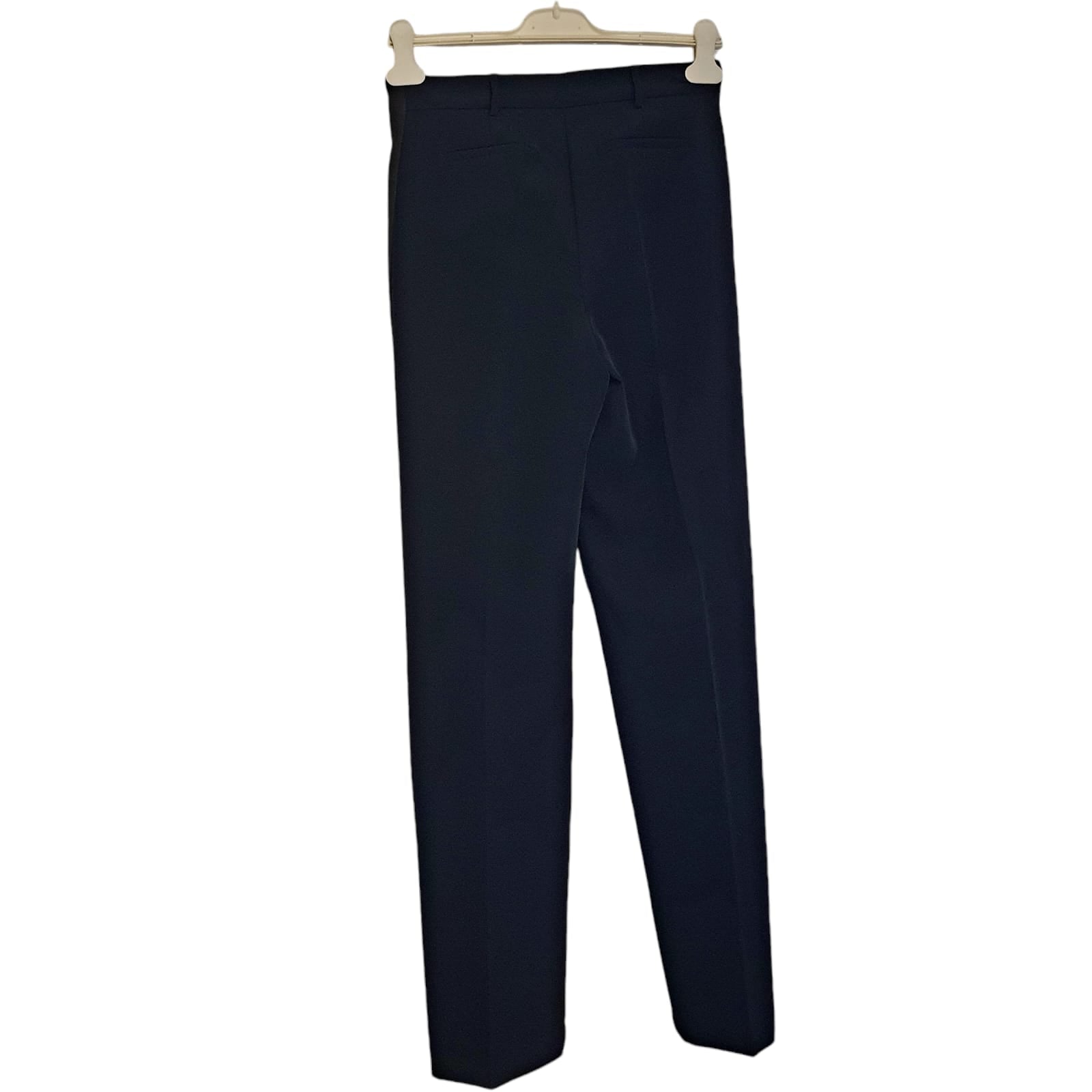 Pantalone dritto da donna in tessuto tecnico nero con banda laterale adatto per look casual ed eleganti disponibile a Fossano.