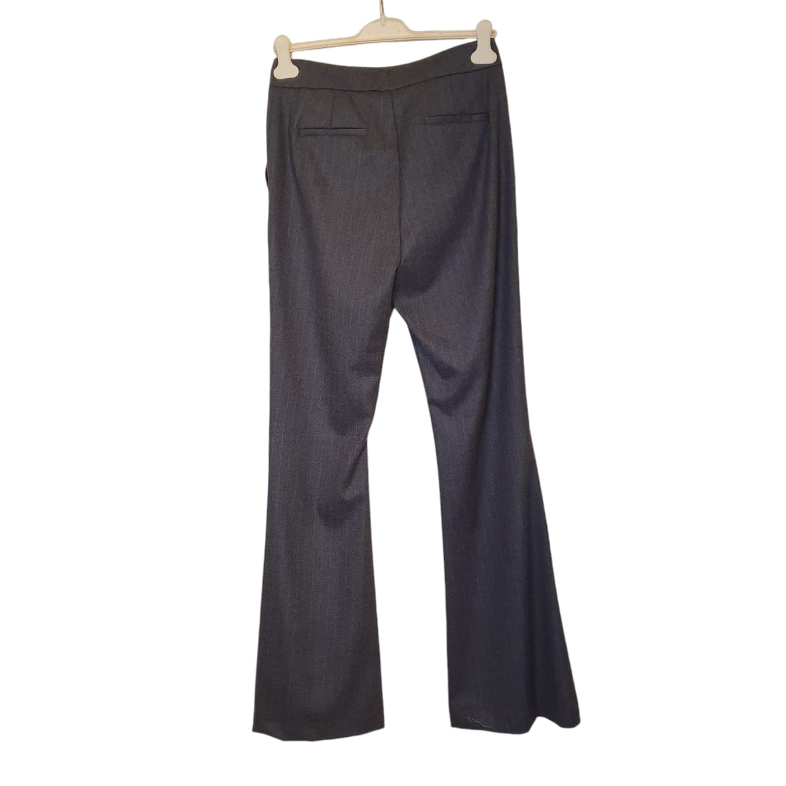 Pantalone grigio a zampa con riga celeste, un capo trendy e versatile, ideale per outfit da ufficio o serate speciali. Acquistabile a Fossano.