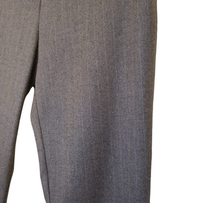 Pantalone da donna a zampa con riga celeste su fondo grigio, perfetto per look moderni e raffinati. Venduto nello store di Fossano.