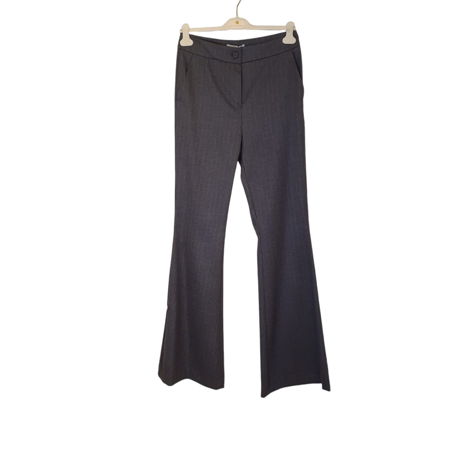 Pantalone a zampa grigio con riga celeste da donna, elegante e alla moda, perfetto per look casual o formali. Disponibile nel negozio di Fossano.