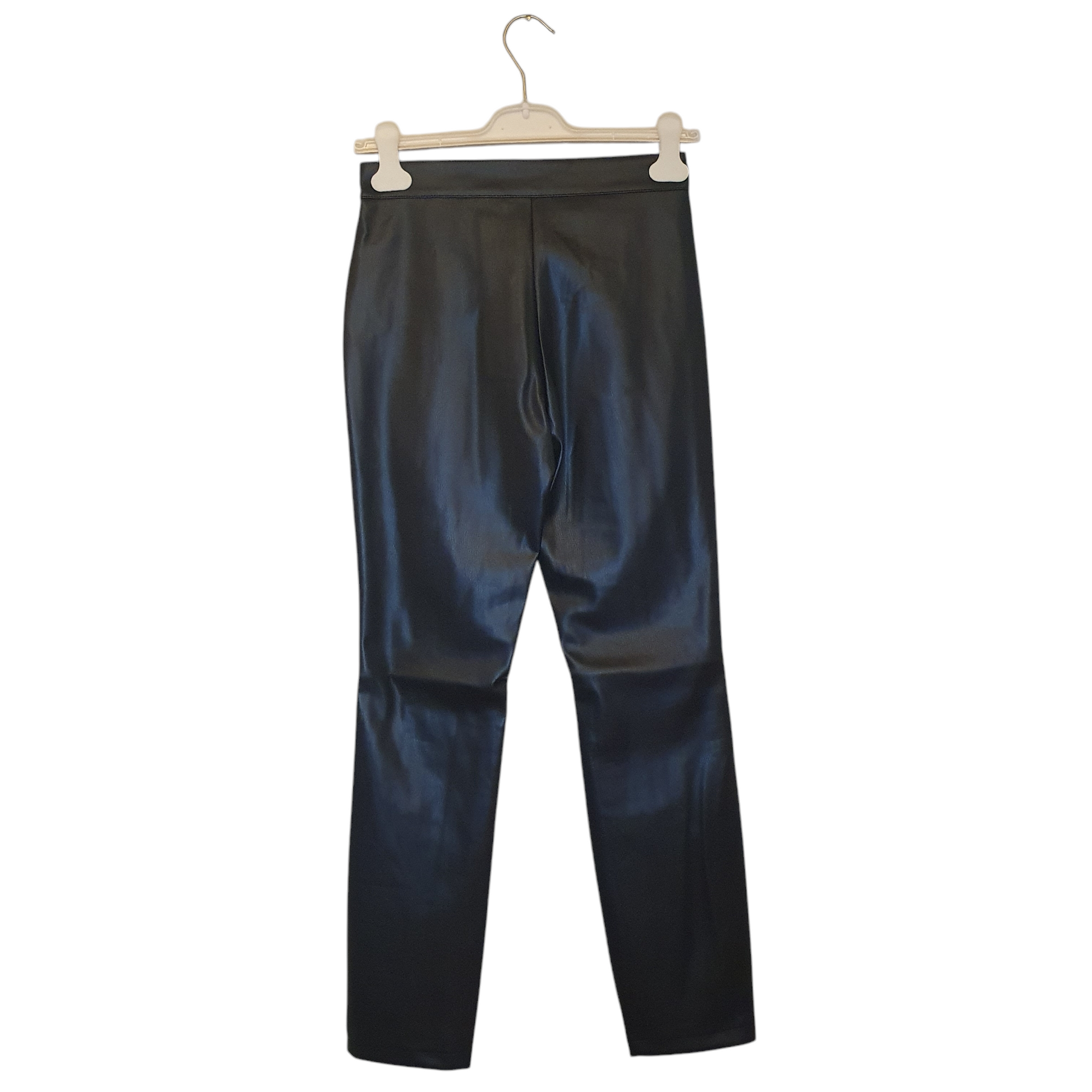 Pantaloni da donna in similpelle nero della voliere, perfetti per un look fresco e contemporaneo a Fossano