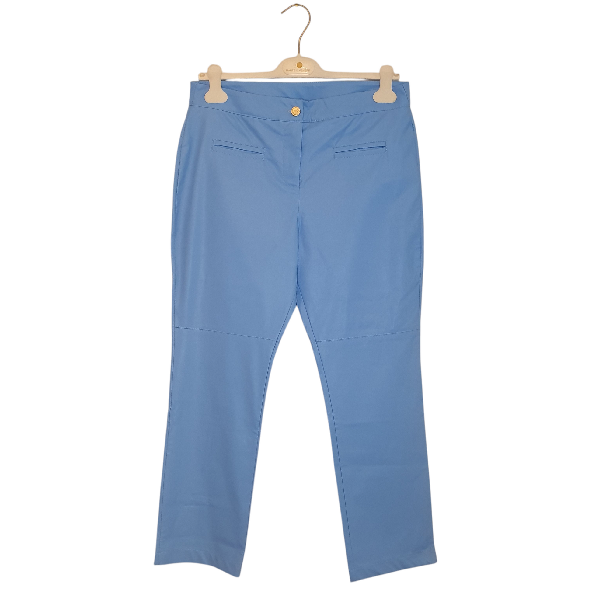 Pantaloni in similpelle color azzurro della Lakoré, un capo elegante e moderno per le donne di Fossano
