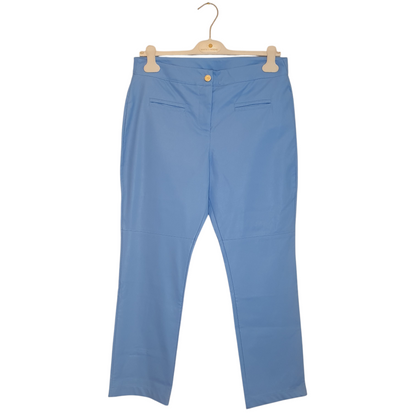 Pantaloni in similpelle color azzurro della Lakoré, un capo elegante e moderno per le donne di Fossano
