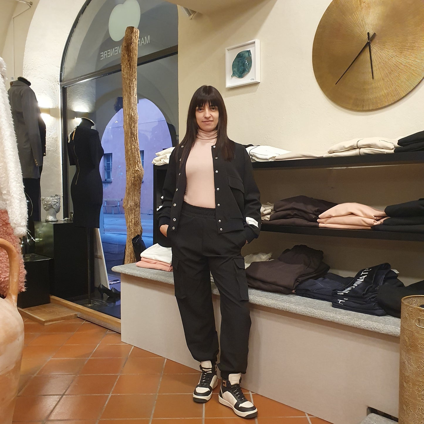 Pantaloni cargo neri da donna in tessuto tecnico, un must-have per il tuo guardaroba a Fossano