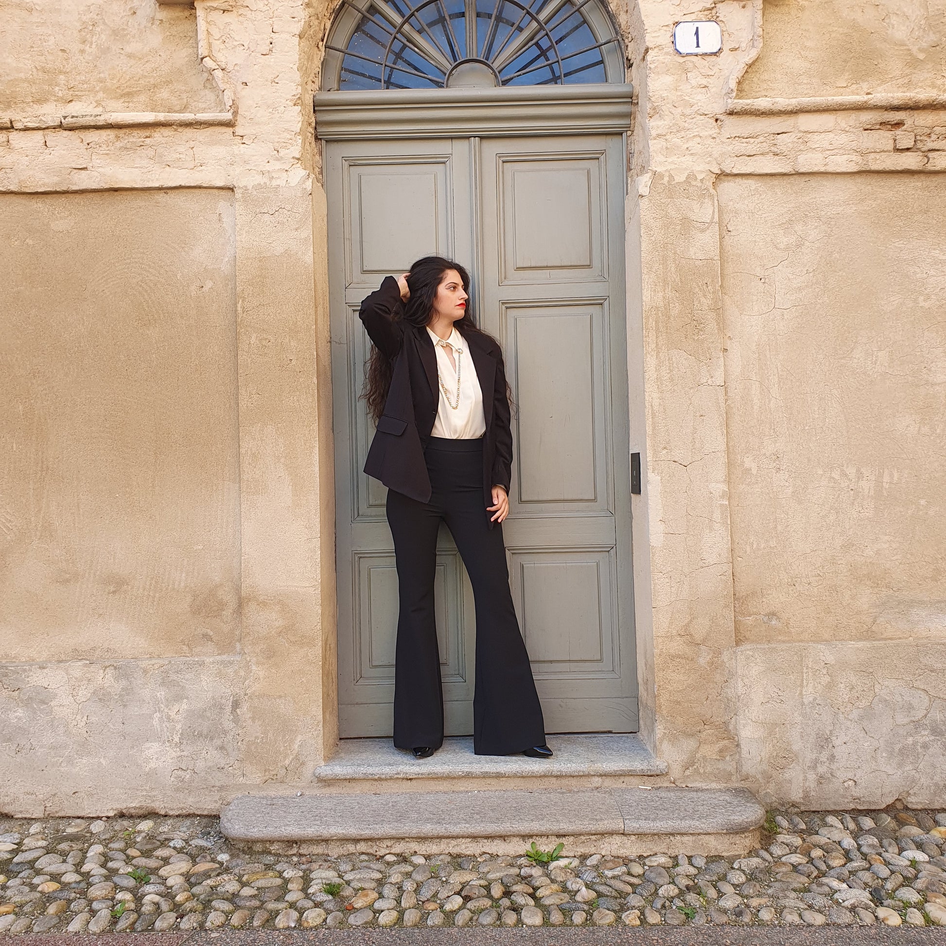 Pantaloni neri a zampa in tessuto tecnico di Odi et Amo, il capo perfetto per un look chic a Fossano
