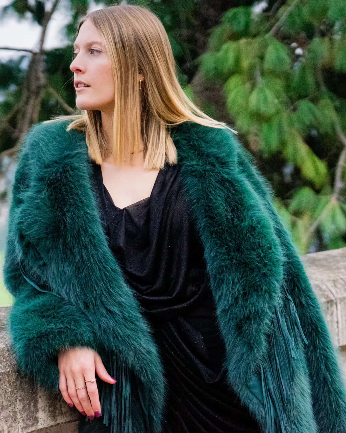 Pelliccia con frange verde di Le Voliere, un must-have per le fashioniste di Fossano in cerca di eleganza e stile