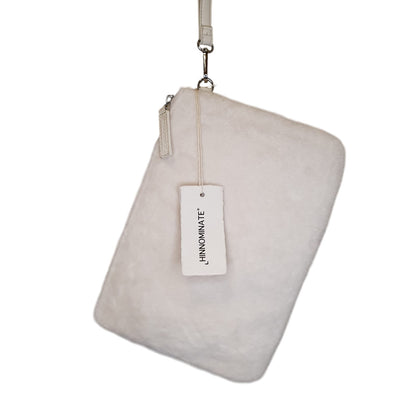 Pochette in ecopelliccia soffice colore bianco burro un dettaglio di stile ideale per look eleganti venduta a Fossano.