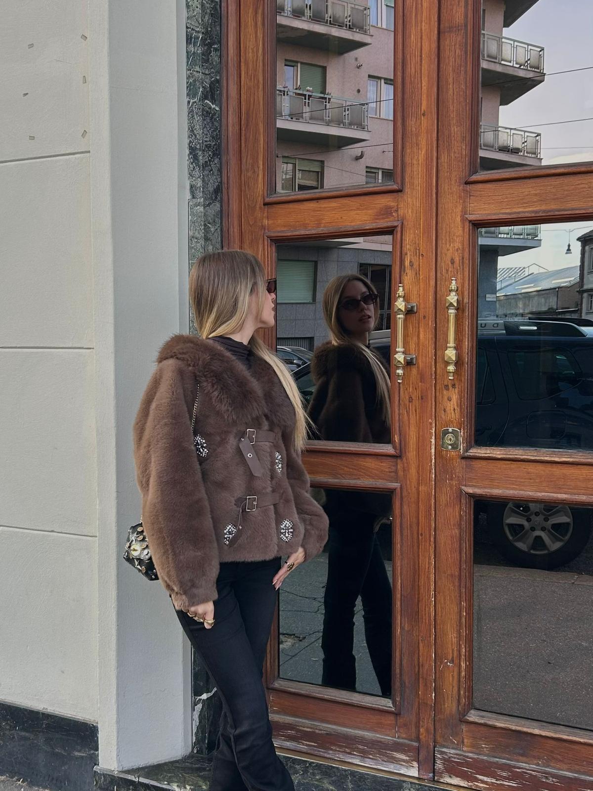 Ecopelliccia marrone con patch