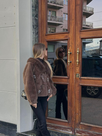 Ecopelliccia marrone con patch