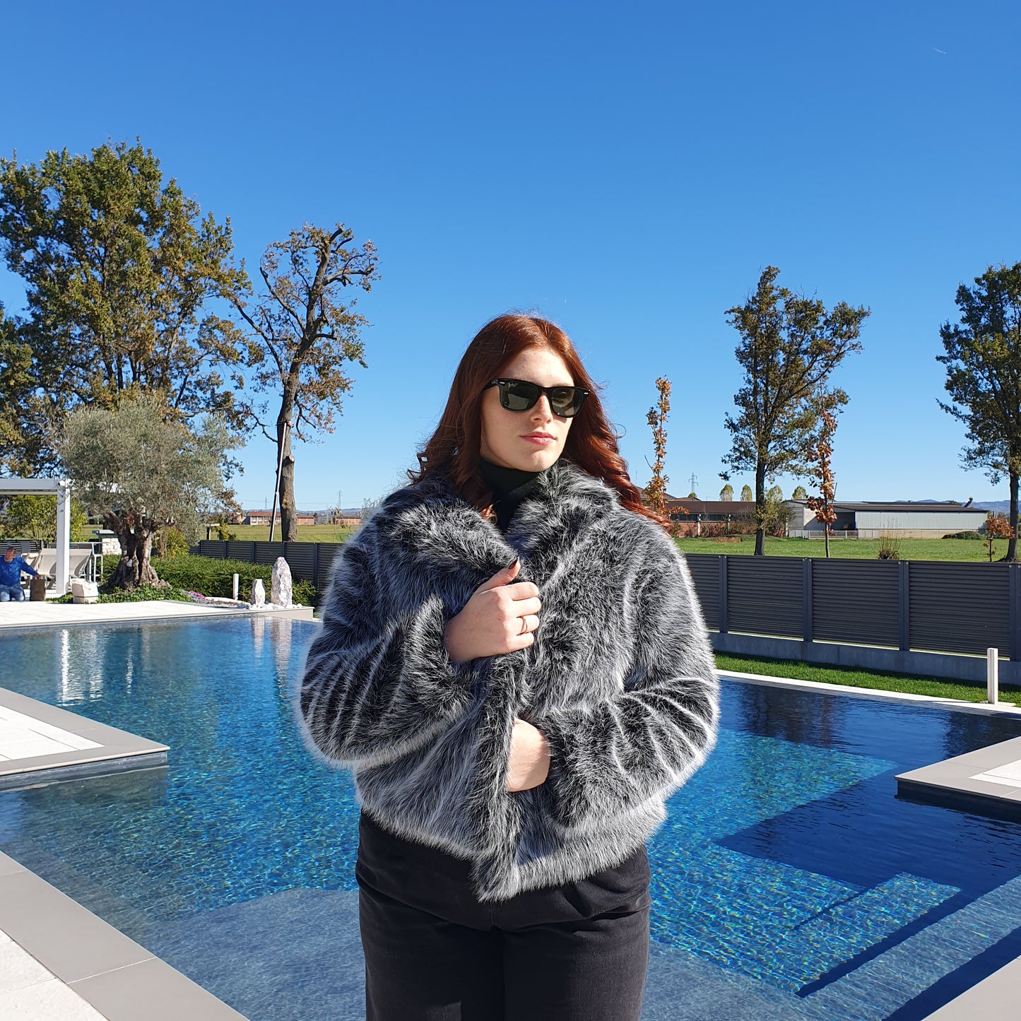 Ecopelliccia grigia con frange