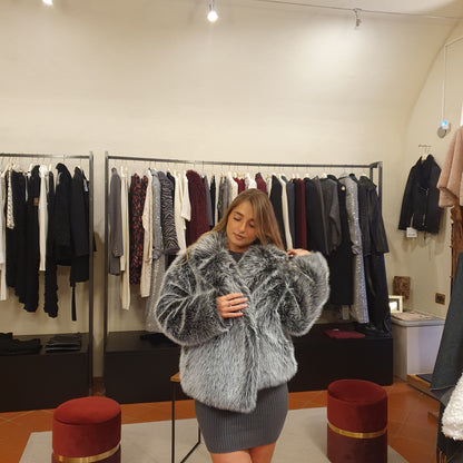 Ecopelliccia grigia con frange