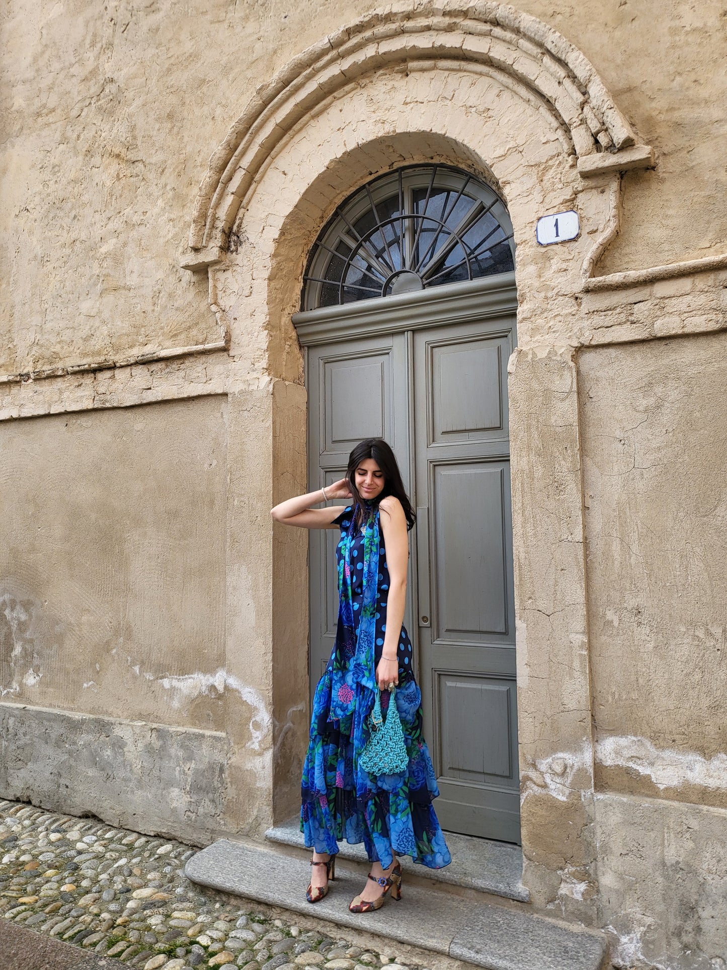 Blusa a pois con fiocco blu