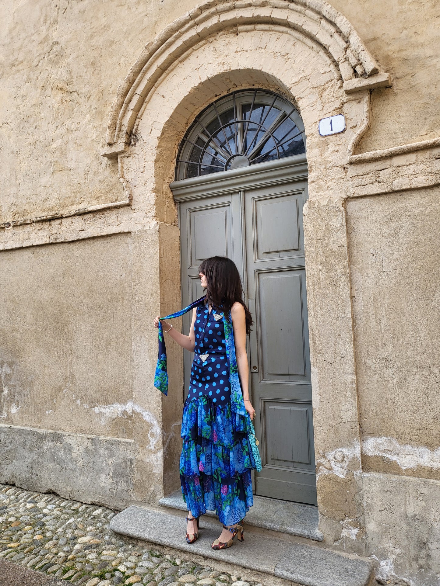 Blusa a pois con fiocco blu
