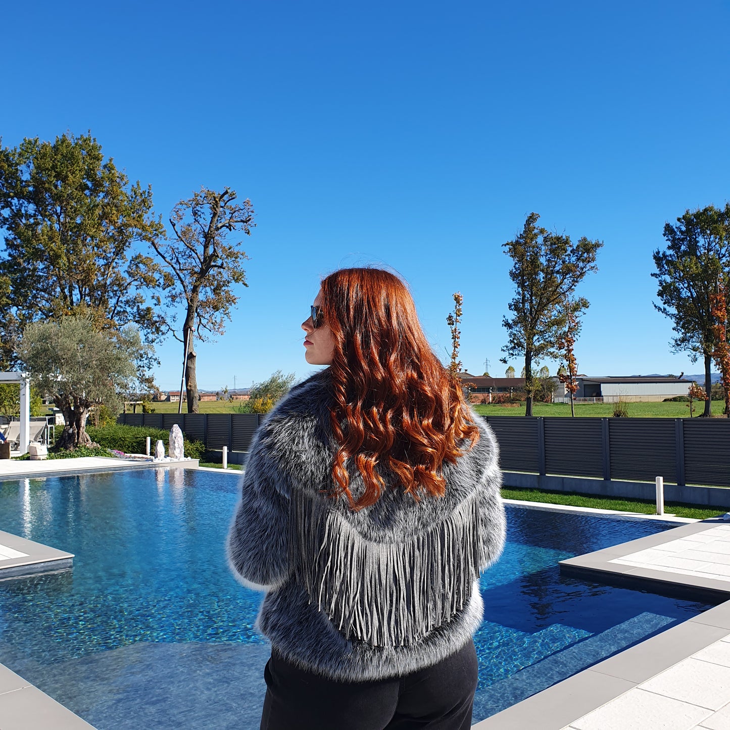 Ecopelliccia grigia con frange