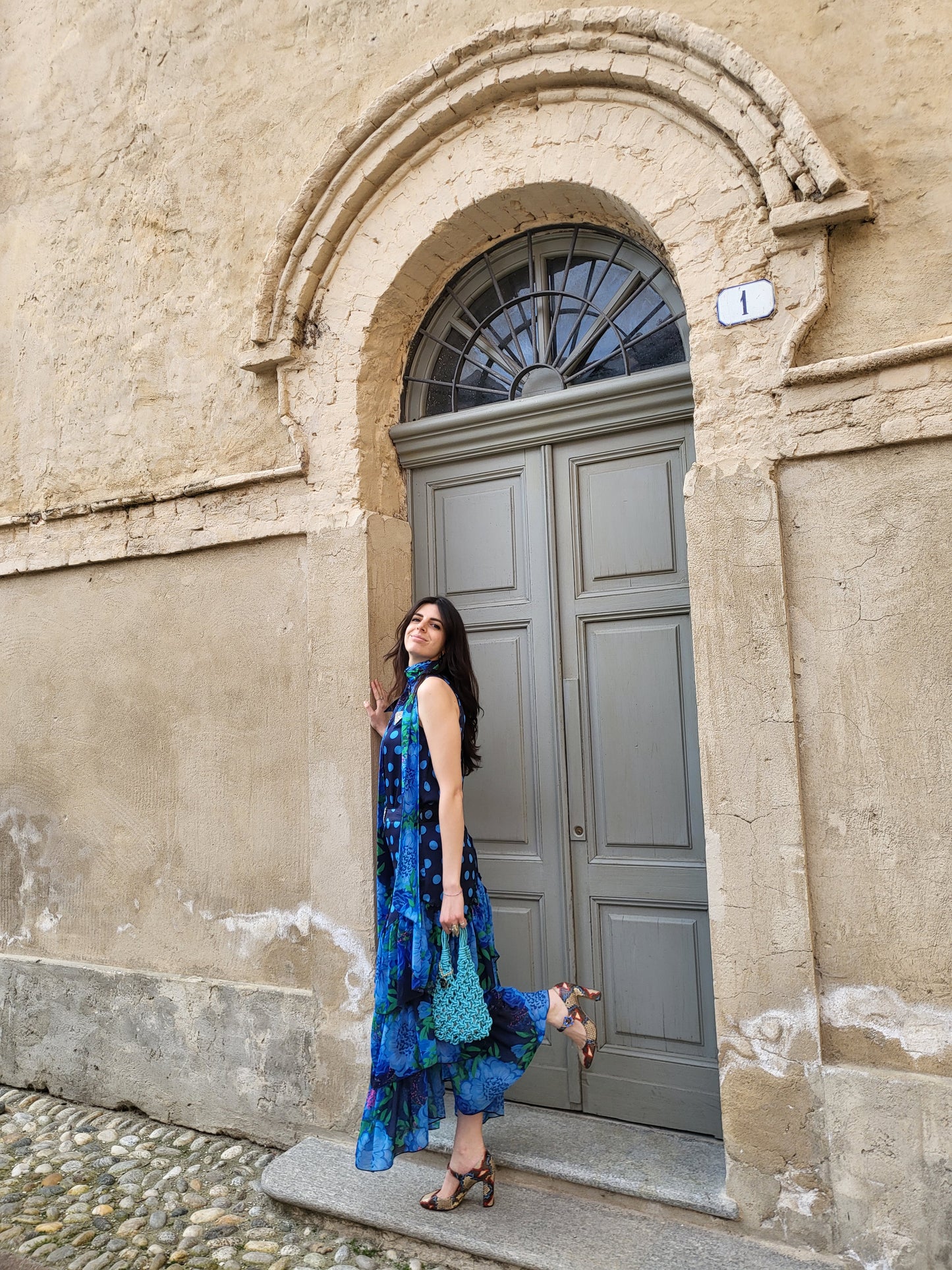 Blusa a pois con fiocco blu
