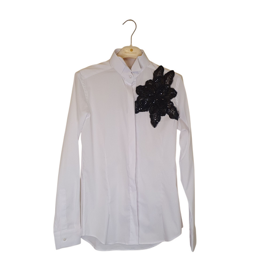 Camicia bianca con fiore