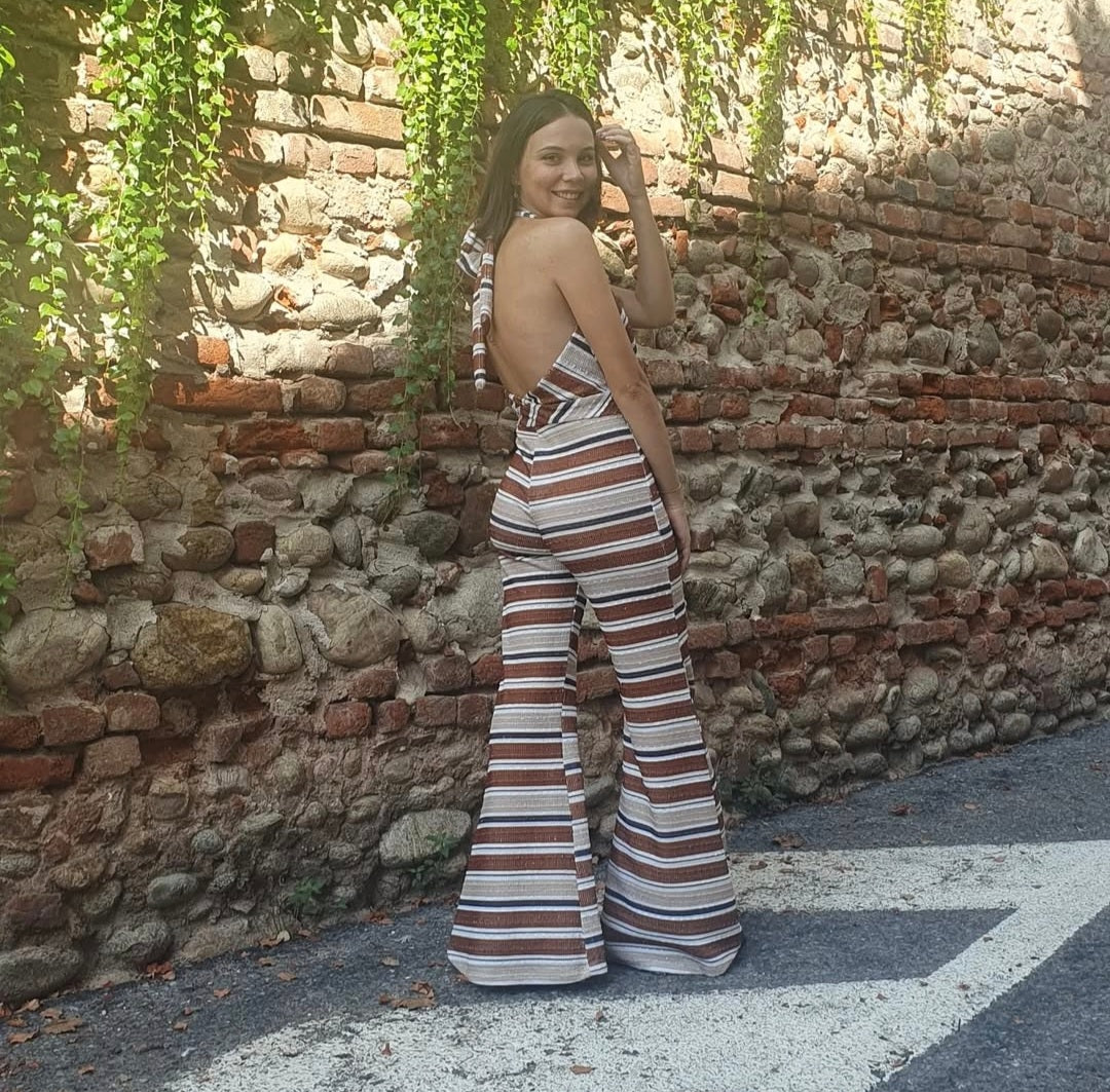 Tuta a righe con schiena nuda