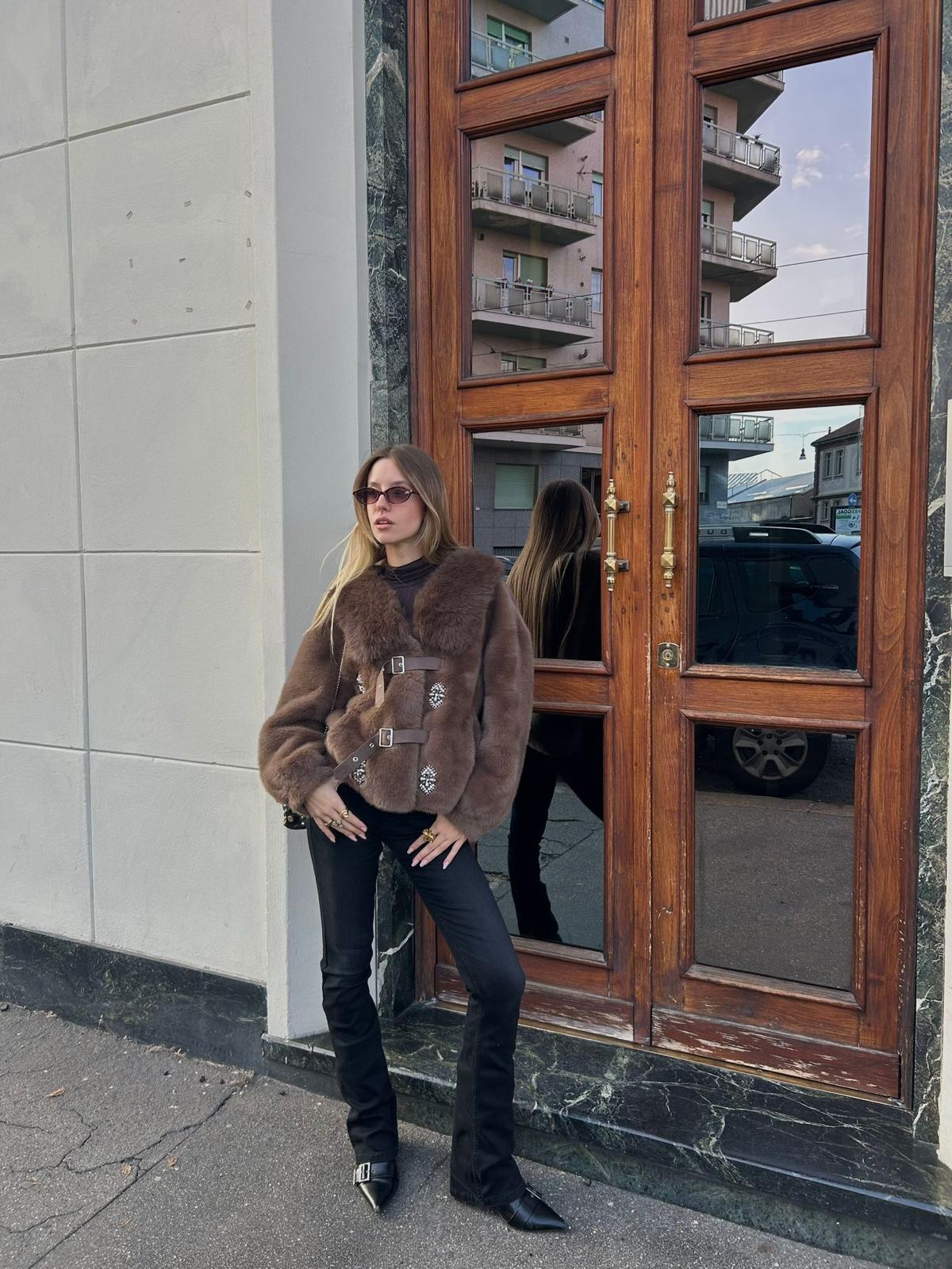 Ecopelliccia marrone con patch