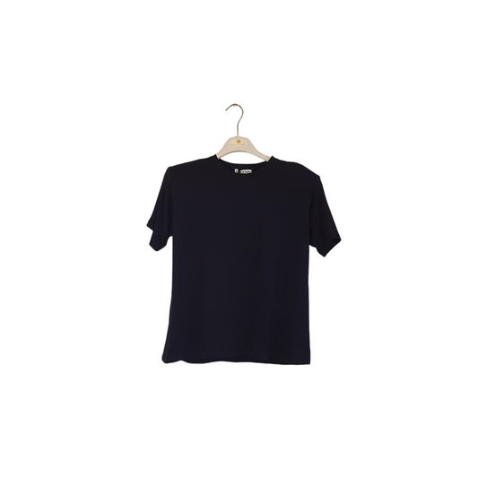 T-shirt over nera con etichetta e spalline imbottite di Giulia Nati Couture, disponibile a Fossano per uno stile elegante e comodo.